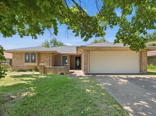 200 Almond Ln, Euless, TX 76039
