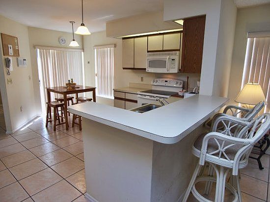 ME4PK76-kitchen-with-breakfast-bar