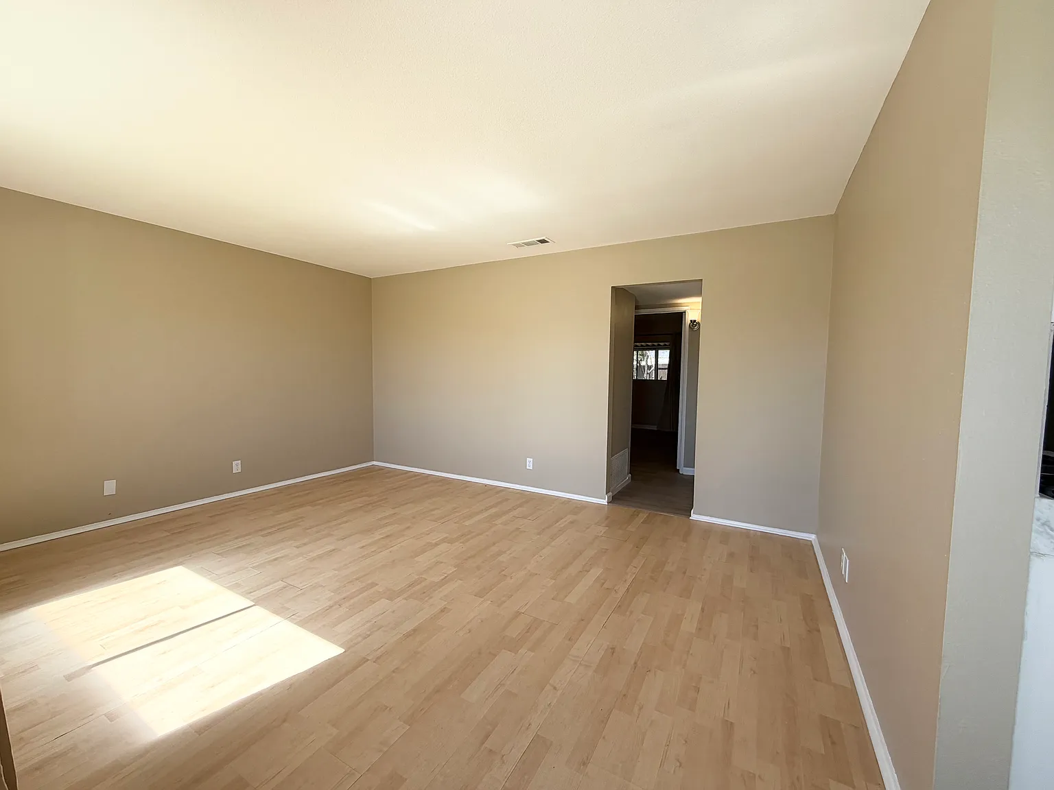 2 bed, 827 sqft, $1,600 — Photo 2