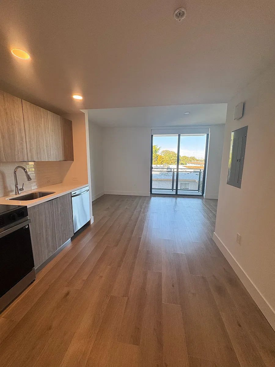 Building Photo - 320 N 24th Ave #S1