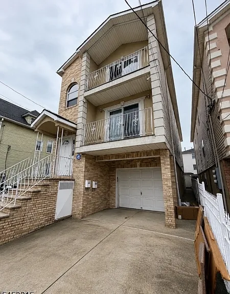 911 Flora St — Photo 1