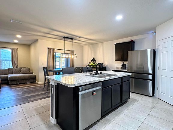 3rd image of 519 SW Aster Road