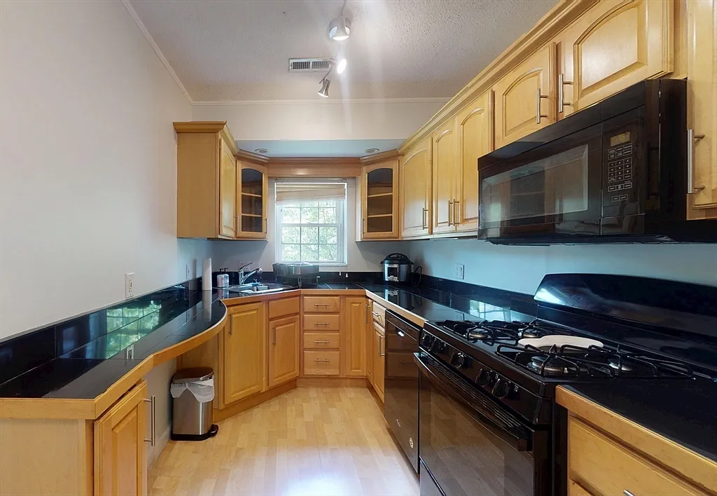 2 bed, 1.0 bath, 825 sqft, $2,700 — Photo 1