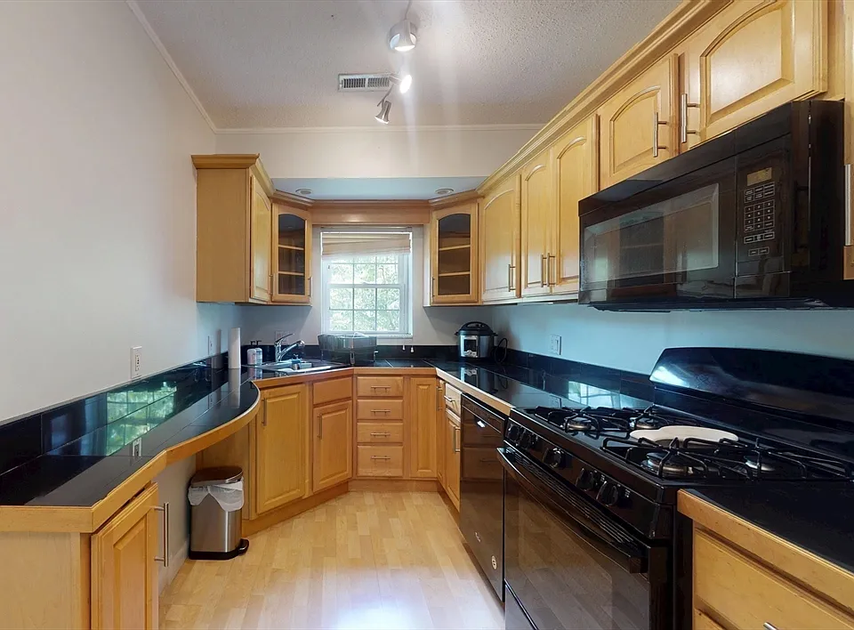 133 Lake Shore Rd #4
