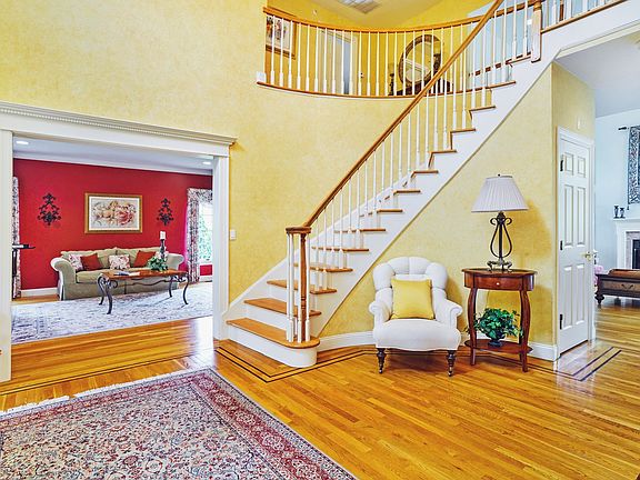 5th image of 120 Stonewall Cir