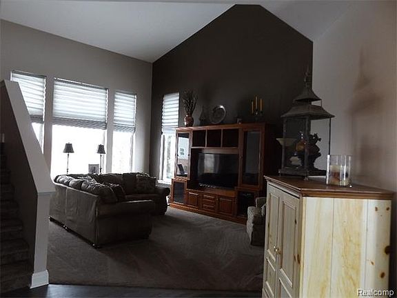 5th image of 1114 Surrey Ln