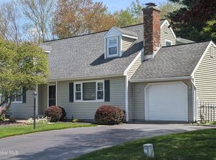 27 Hancock Dr, Glenmont, NY 12077