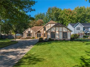 8364 Old Post Rd, Olmsted Falls, OH 44138