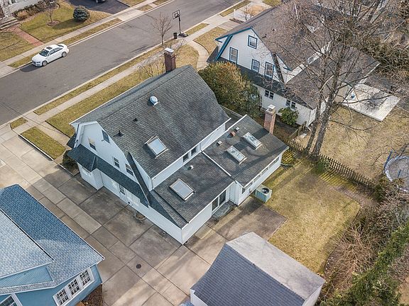 5th image of 138 Vernon Ave