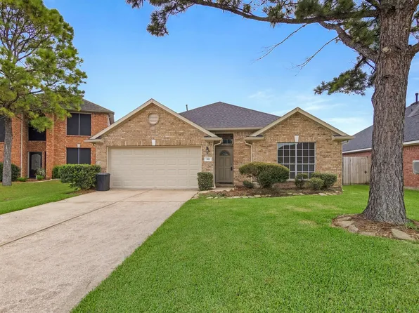 300 Spencer Lndg E, La Porte, TX 77571