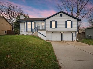 1616 NE Whitestone Dr, Lees Summit, MO 64086