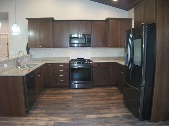 KITCHEN WITH GRANITE COUNTERS