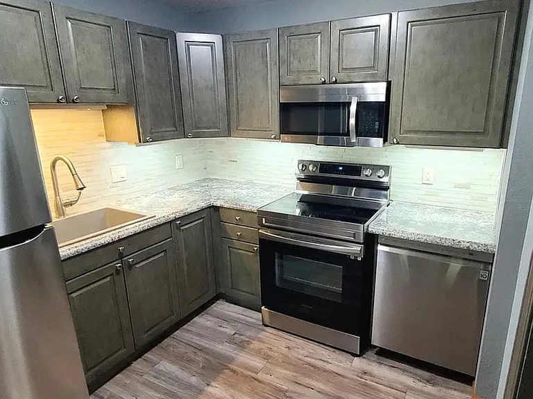3420 Golfview Dr #121 — Photo 2