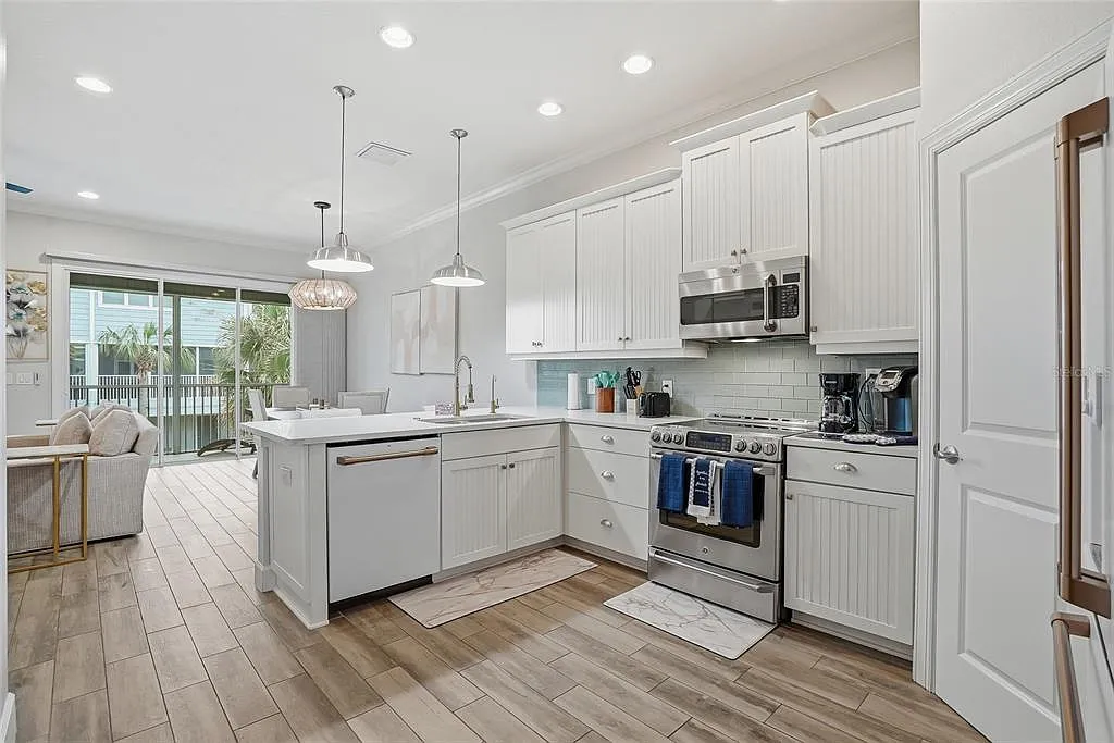 3 bed, 2.5 bath, 1920 sqft, $4,300 — Photo 3