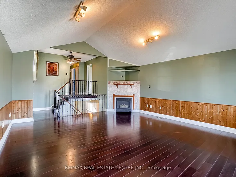 3725 Althorpe Cir N — Photo 25