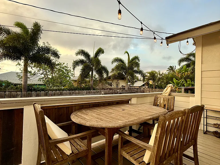 Outdoor dining on terrace
