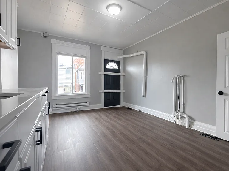 514 N Curley St — Photo 6