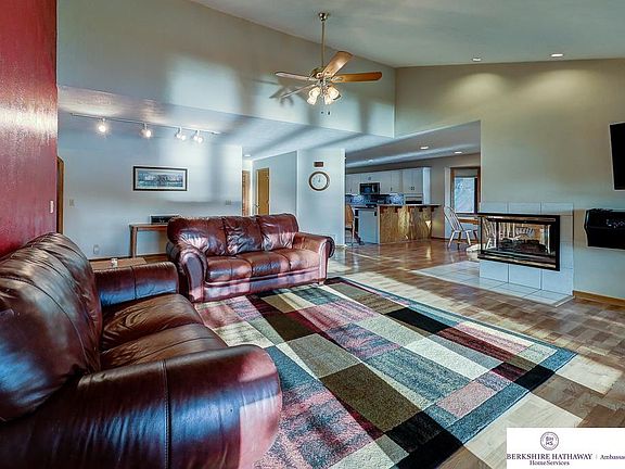 4th image of 456 Shorewood Ln