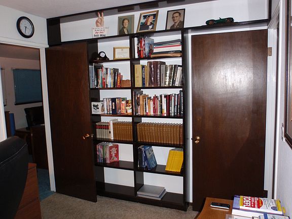 Built-in bookshelf in 3rd bedroom