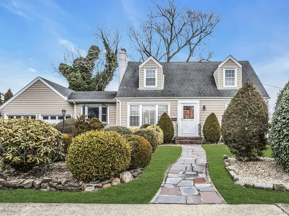 26 Bayview Avenue, Massapequa, NY 11758