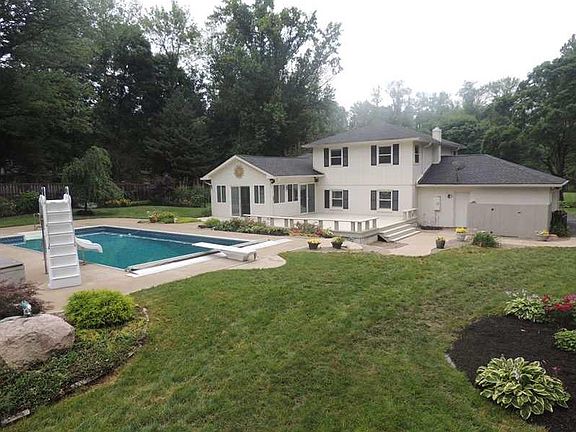 4th image of 7578 W 92nd St