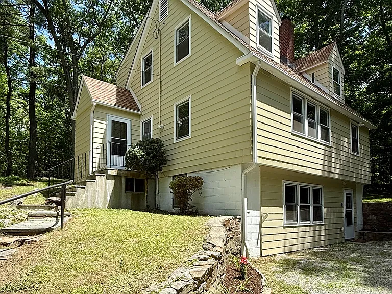 19 Old Town Rd — Photo 1