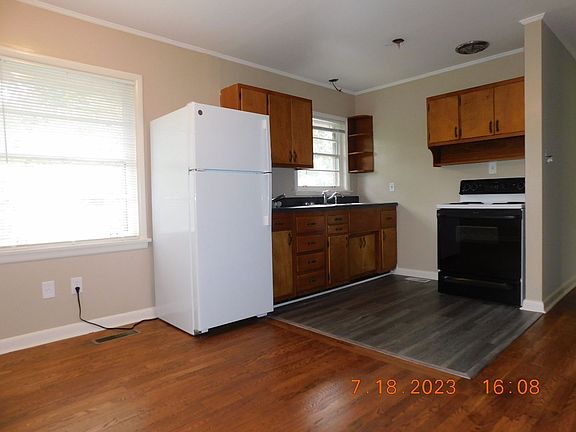 5th image of 3800 Woodlake Dr