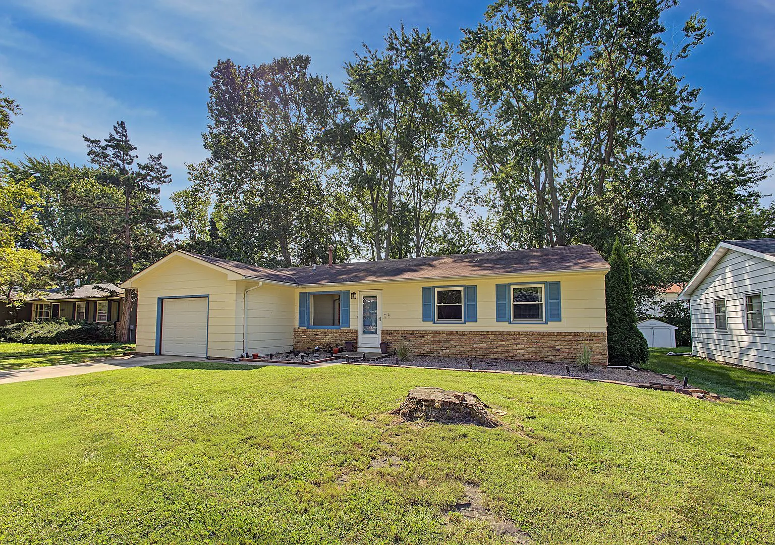 Spacious 3 Bedroom, 1.5 Bathroom Home in Southwood with Fenced Yard — Photo 4