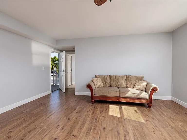6000 2nd St E #6 — Photo 4