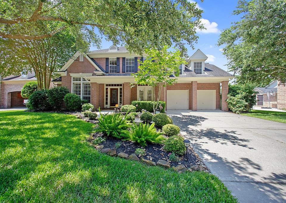Village Builder Manchester Floor plan features 4 bedrooms, 3-1/2 baths, 3 car tandem garage and shaded front porch.