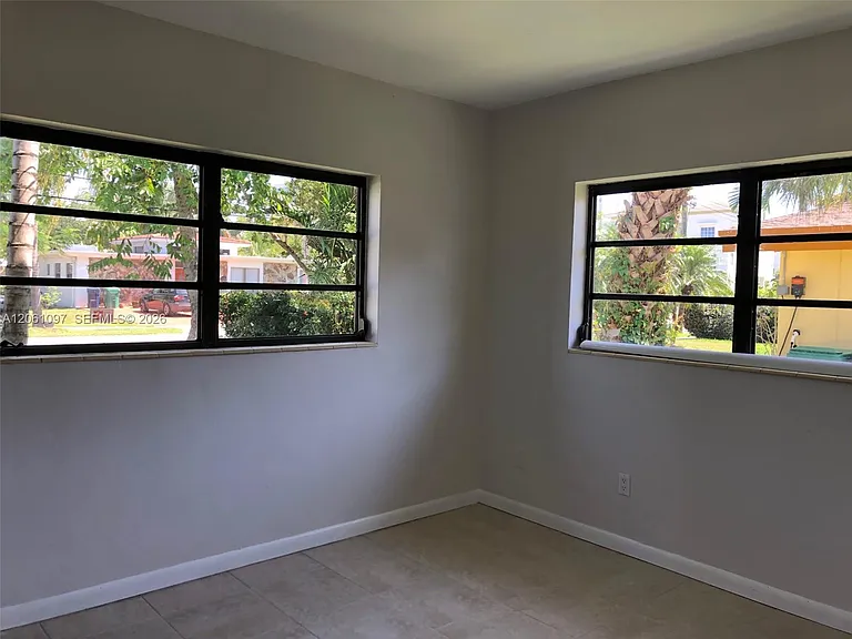 2560 NE 200th St — Photo 10