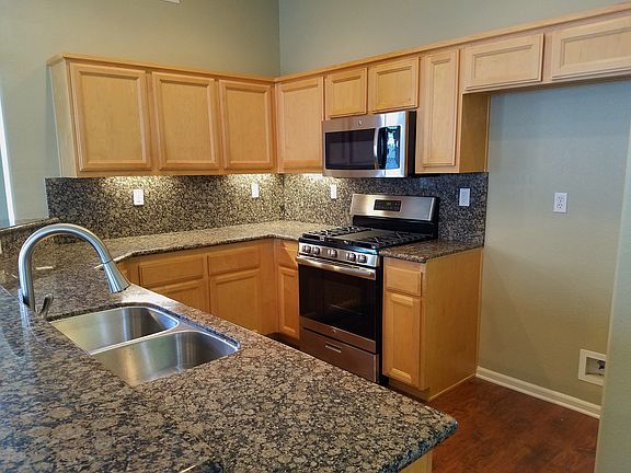 Kitchen w/ granite counters