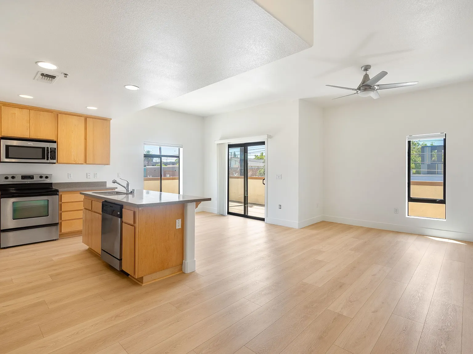 2 bed, 2.5 bath, 1080 sqft, $2,600 — Photo 3