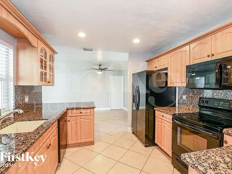 528 SE 17th Ave — Photo 5