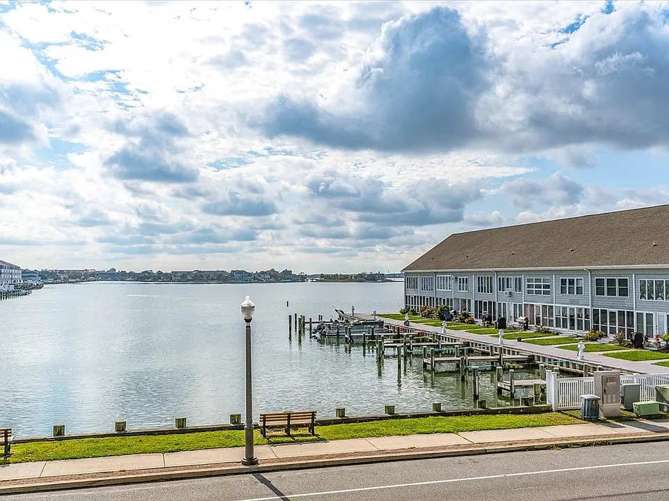322 Bayshore Dr #2W