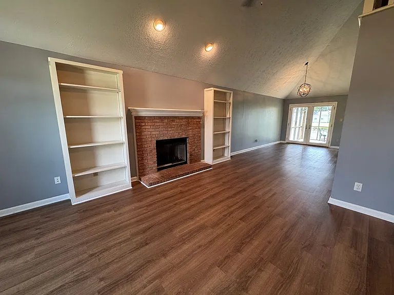 1049 Mustang Ct — Photo 4