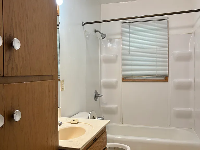 6321 Roselawn Ave — Photo 10