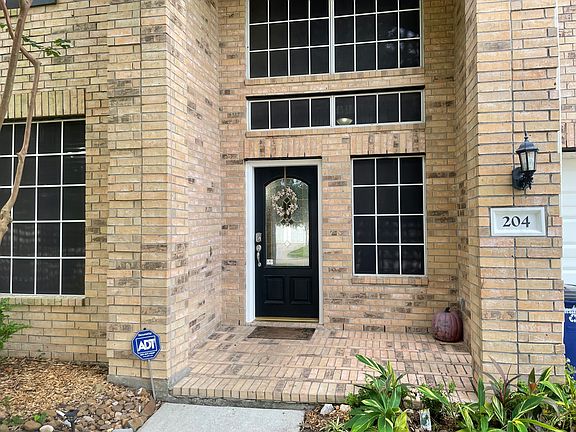 4th image of 204 Lark Hollow Ln