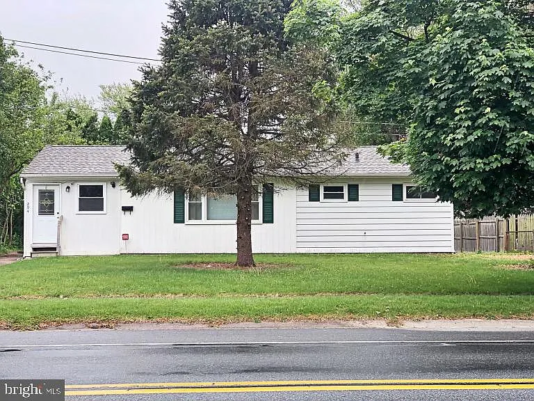 3 bed, 1100 sqft, $1,700 — Photo 1