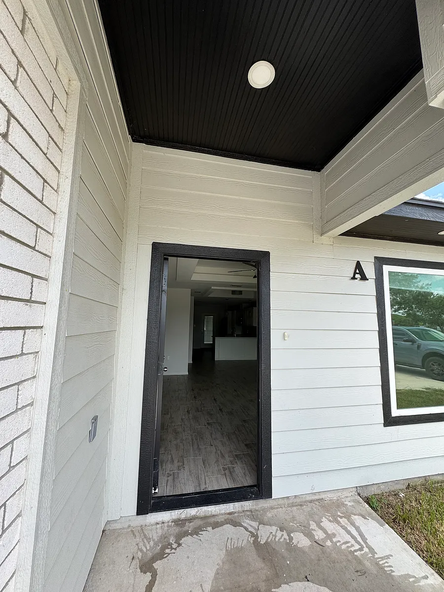 Building Photo - 1605 Los Alamos St #A