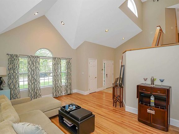 3rd image of 9 Hilltop Ln