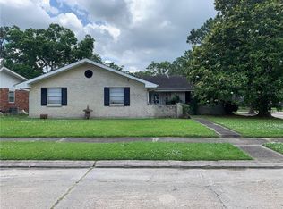 1900 Green Oaks Dr, Terrytown, LA 70056