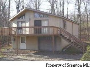 1082 Country Club Dr, Gouldsboro, PA 18424