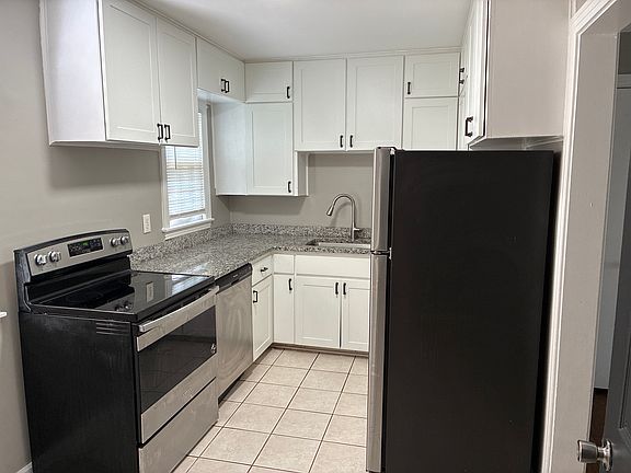 3rd image of 907 E 78th Ter