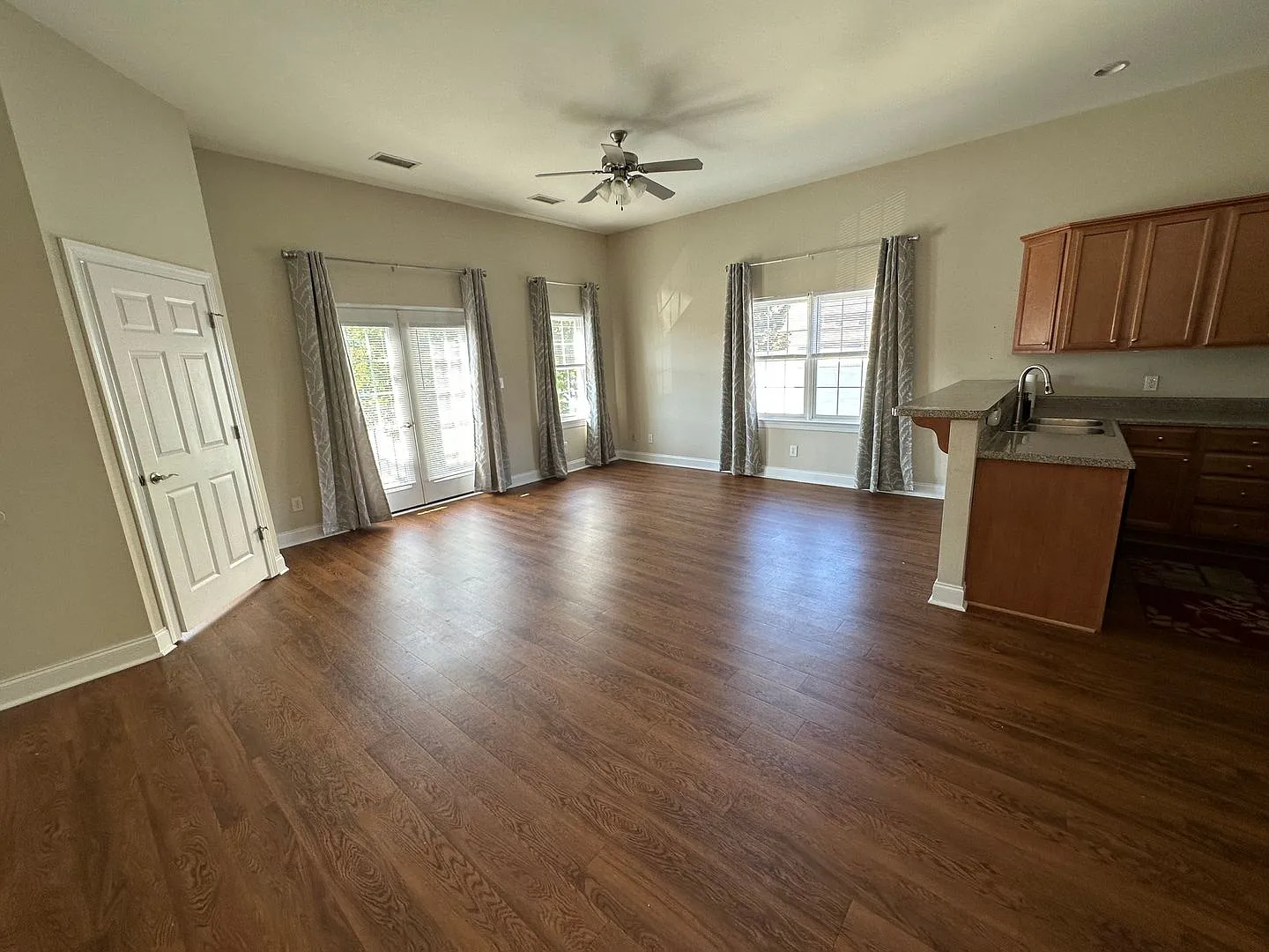 Upper Level Apartment in Wyndhurst — Photo 4