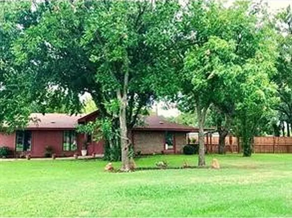 195 Eastledge Dr, Graham, TX 76450