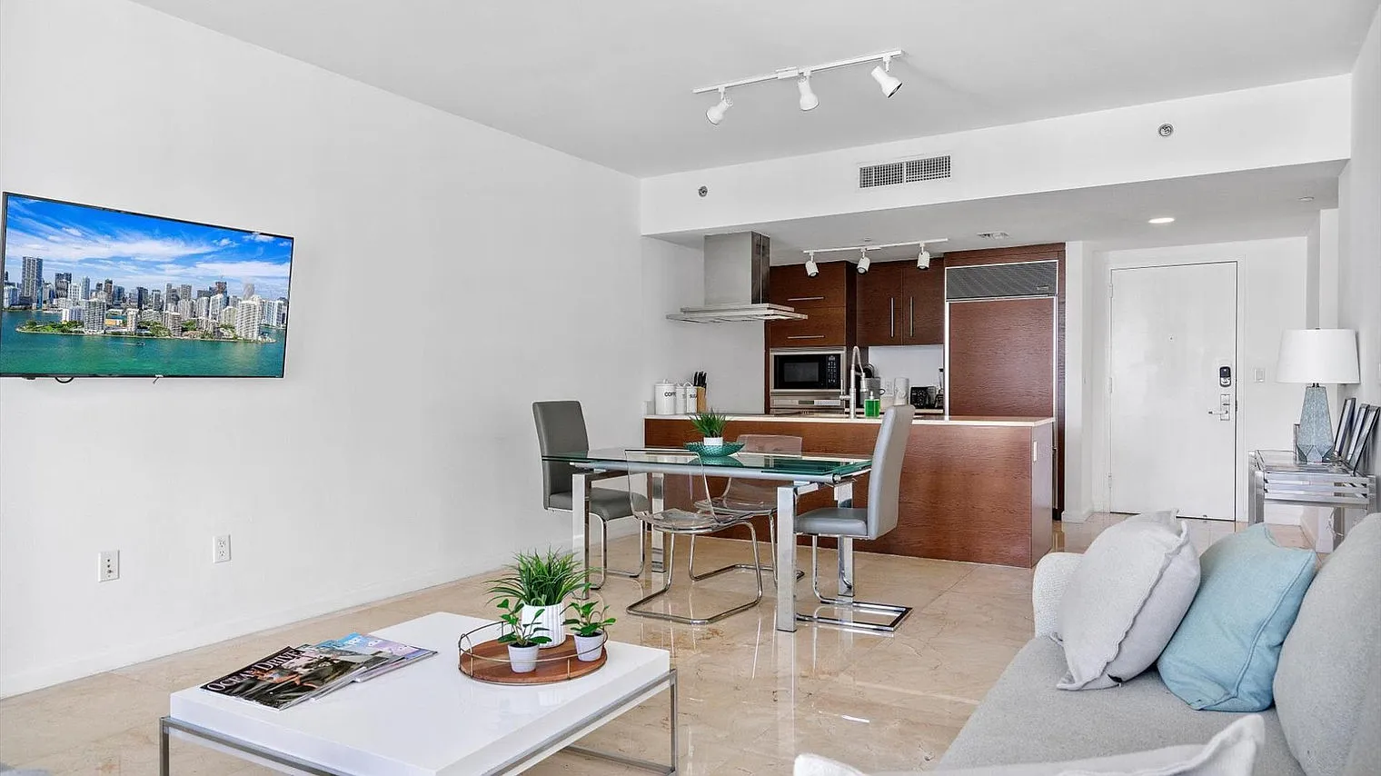 1 bed, 1.0 bath, 839 sqft, $7,318 — Photo 4