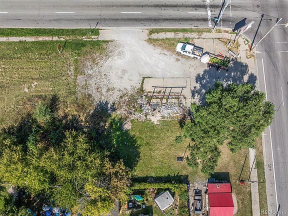3rd image of 680 E Pierson Rd