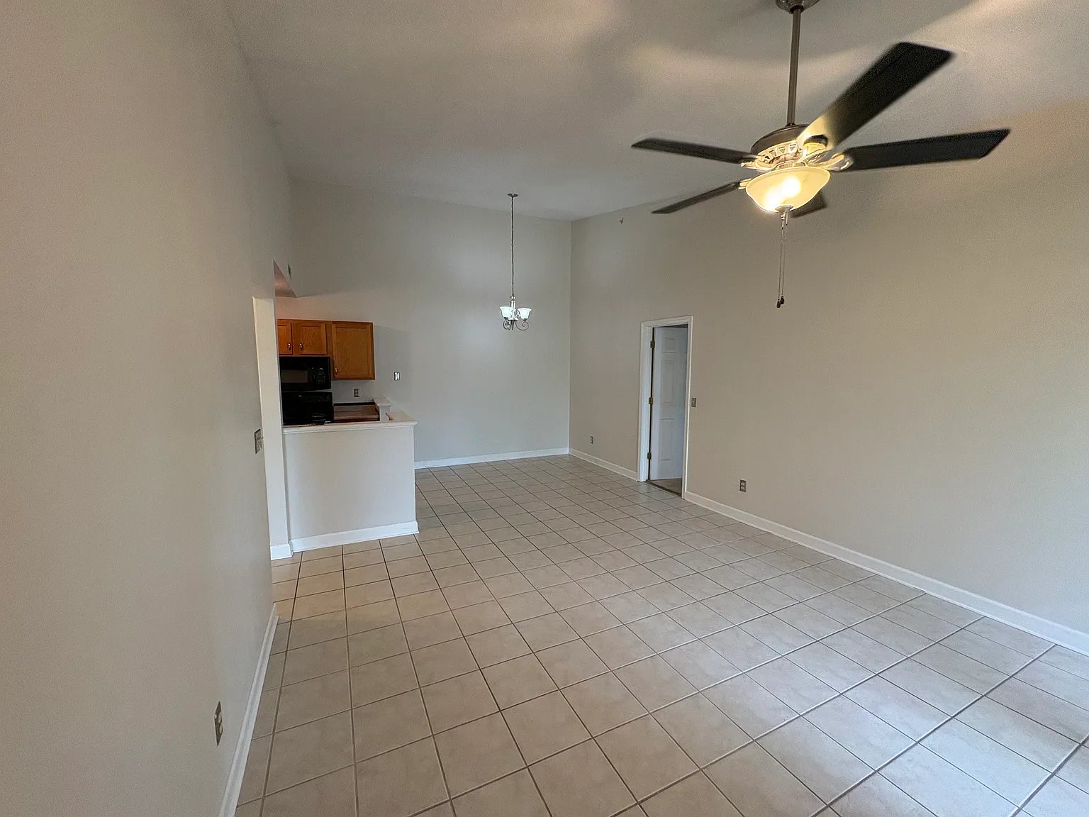 2 bed, 946 sqft, $1,425 — Photo 2