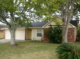 110 Hickory St, Lake Jackson, TX 77566